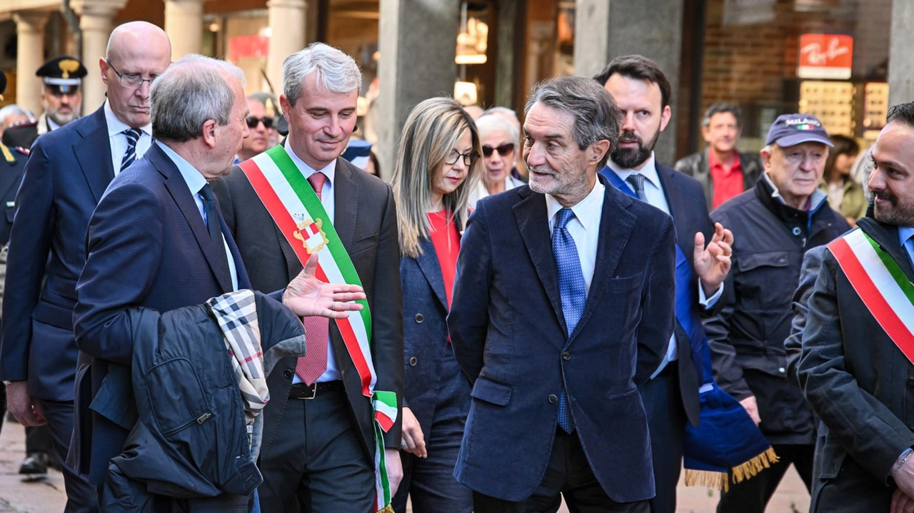 Il corteo guidato dalle autorità Il governatore lombardo Attilio Fontana. anche quest’anno ha scelto la sua Varese per celebrare il 25 Aprile