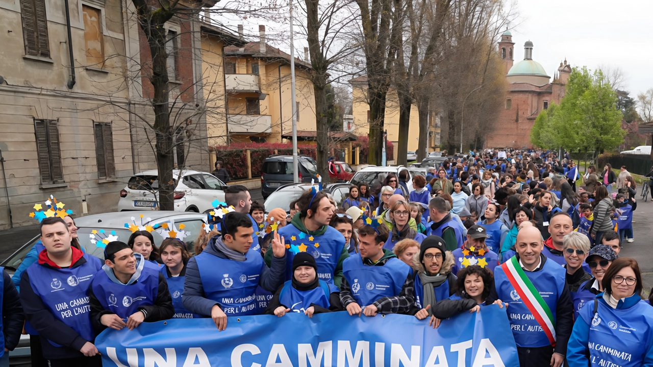 Un momento del corteo che si è formato in viale Albino e ha poi raggiunto il cortile della Cooperativa Amicizia di via Cavallotti