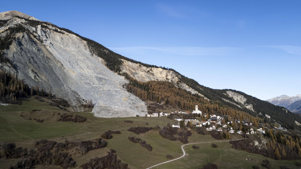 L'enorme frana che minaccia il paesino di Brienz, nei Grigioni L'enorme frana che minaccia il paesino di Brienz, nei Grigioni