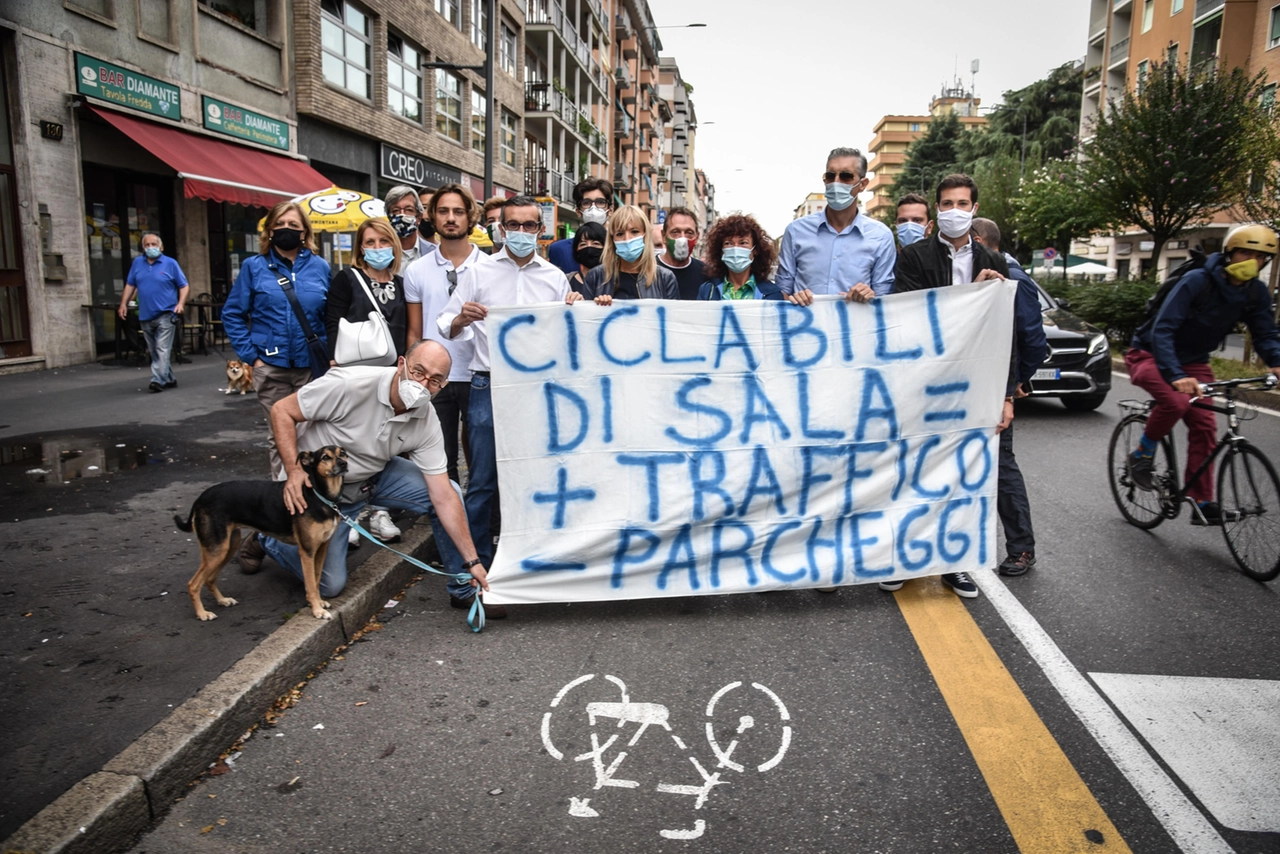 Un presidio contro la realizzazione della ciclabile di viale Monza nel 2020