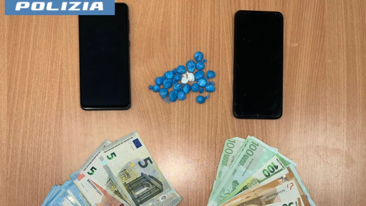 La droga e il denaro sequestrati dagli agenti di Polizia La droga e il denaro sequestrati dagli agenti di Polizia