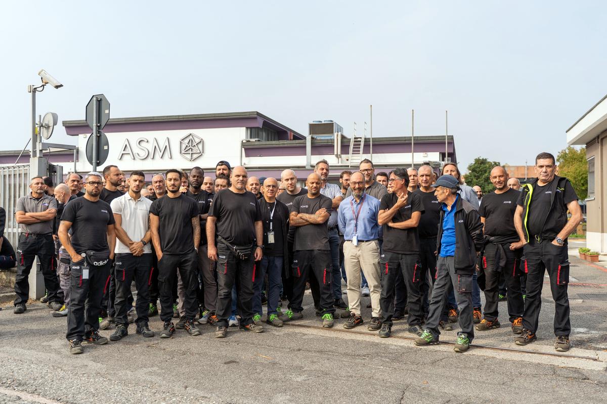La Lpe di Baranzate era una “azienda strategica”, ora rischia di finire a Singapore: la protesta fuori dallo stabilimento