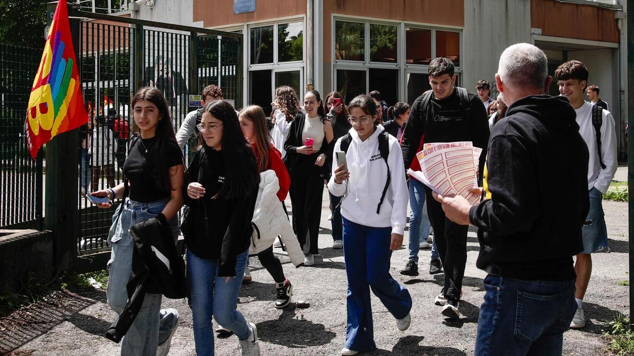 La protesta all’istituto Falcone-Borsellino: "Provvedimenti disciplinari assurdi, professori in fuga"