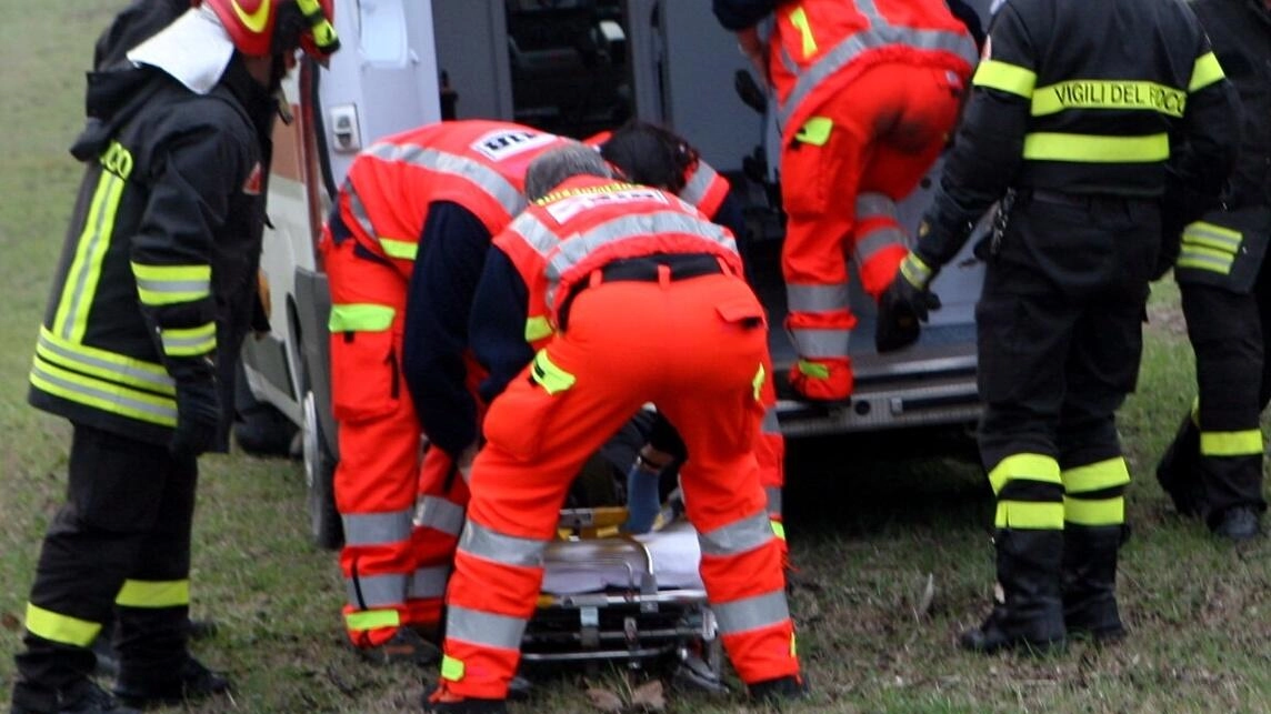 Ambulanza e vigili del fuoco Ambulanza e vigili del fuoco