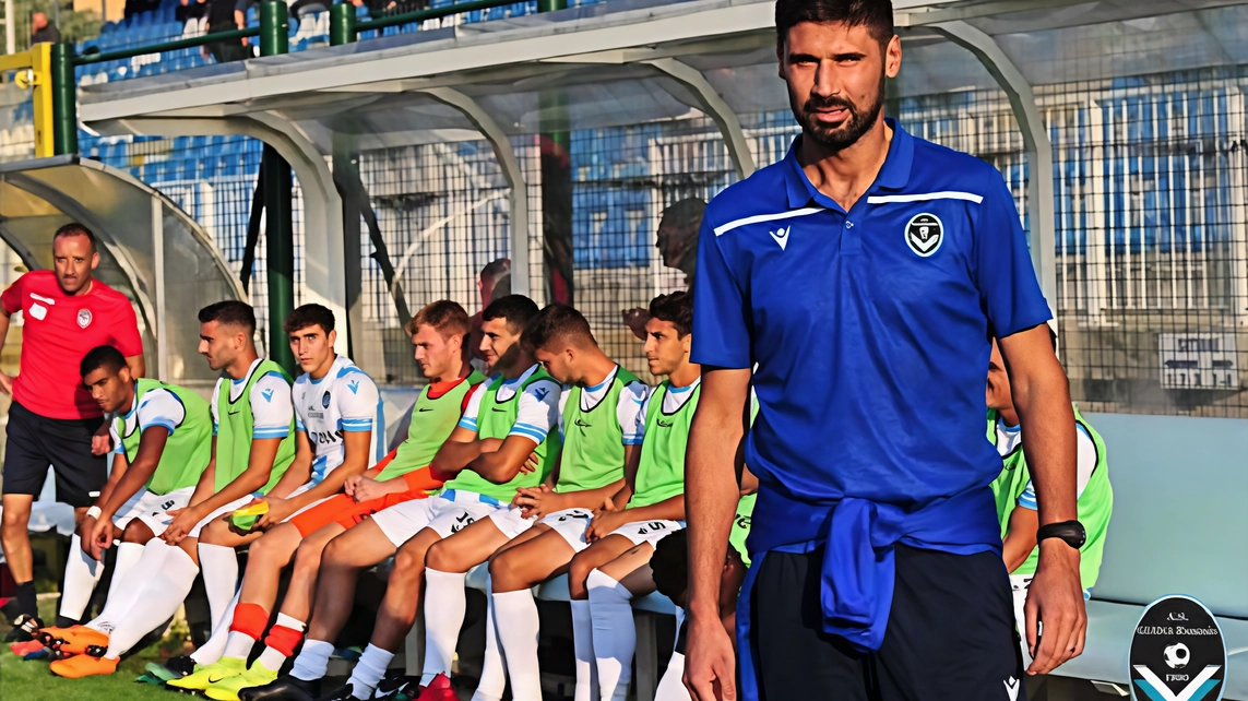 Andrea Chiappella conclude il suo percorso alla Giana per diventare allenatore dell'Entella in Serie B. Andrea Chiappella conclude il suo percorso alla Giana per diventare allenatore dell'Entella in Serie B.