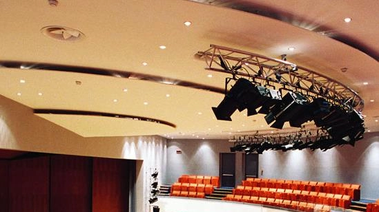 Il concerto del Jama Trio inaugura la nuova stagione all'auditorium Paccagnini di Castano Primo, incentrata sulla trasformazione dell'uomo moderno attraverso i social network. Diversi eventi culturali e musicali sono in programma fino a maggio, con spettacoli teatrali, concerti e momenti comunitari. La cooperativa "Fiore che ride" gestisce l'auditorium, offrendo opportunità lavorative e di inclusione sociale. Il concerto del Jama Trio inaugura la nuova stagione all'auditorium Paccagnini di Castano Primo, incentrata sulla trasformazione dell'uomo moderno attraverso i social network. Diversi eventi culturali e musicali sono in programma fino a maggio, con spettacoli teatrali, concerti e momenti comunitari. La cooperativa "Fiore che ride" gestisce l'auditorium, offrendo opportunità lavorative e di inclusione sociale.
