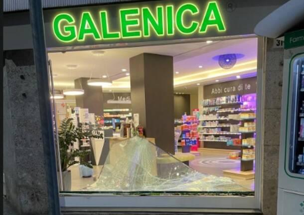 Legnano, spaccata notturna alla farmacia Santa Teresa nel quartiere Legnanello: danni ingenti Legnano, spaccata notturna alla farmacia Santa Teresa nel quartiere Legnanello: danni ingenti