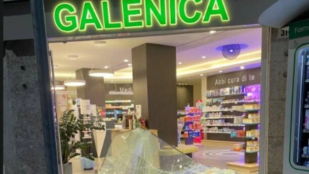 La vetrata in frantumi della farmacia La vetrata in frantumi della farmacia