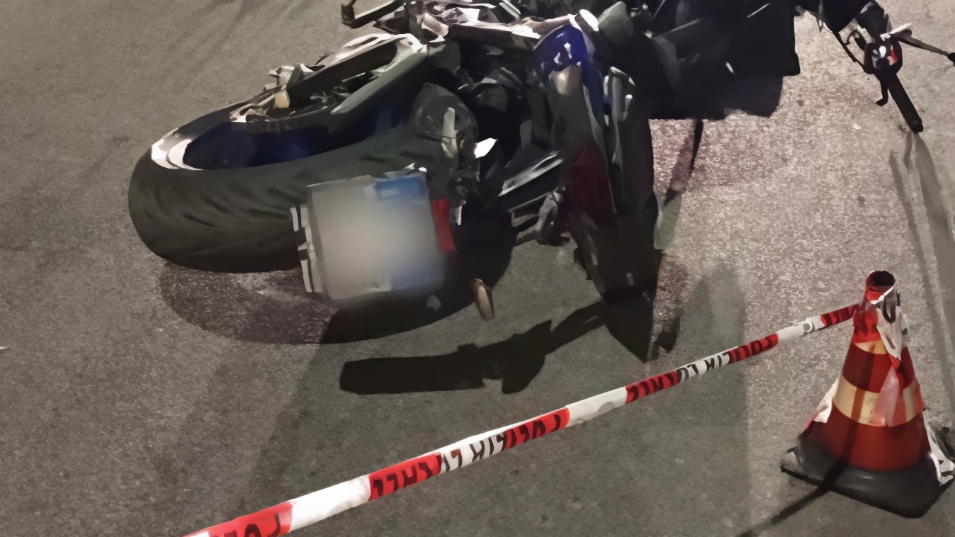 Grave incidente a Milano: motociclista di 24 anni in condizioni gravi dopo due impatti in viale Migliara. Ricostruzione della dinamica in corso.