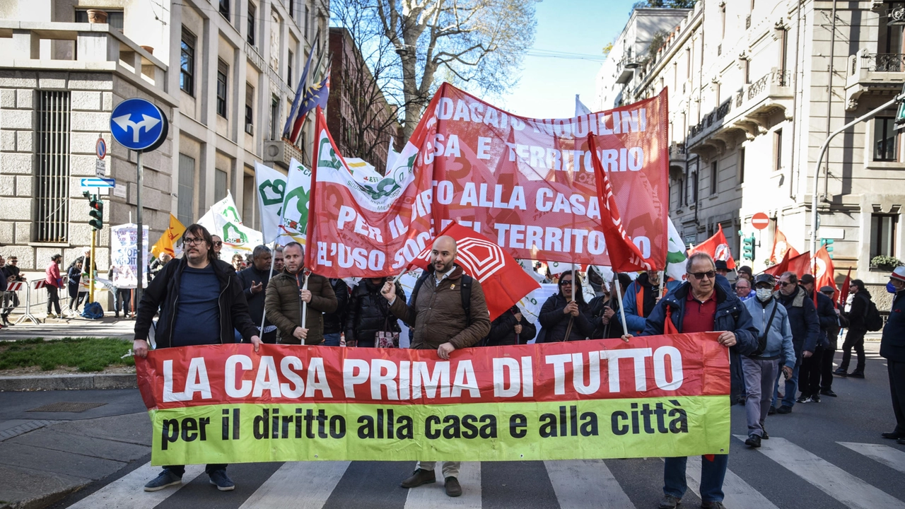 Un corteo del sindacato inquilini per le strade di Milano per reclamare soluzioni all'emergenza abitativa Un corteo del sindacato inquilini per le strade di Milano per reclamare soluzioni all'emergenza abitativa