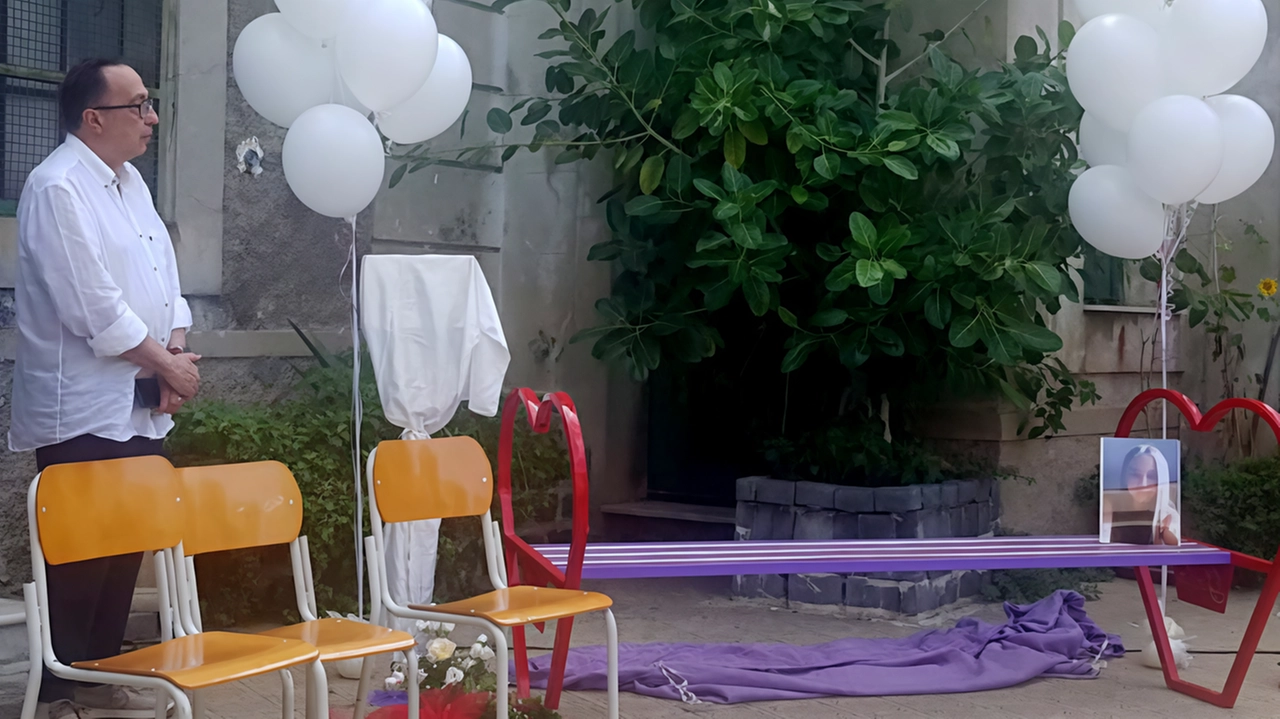 La panchina installata davanti al municipio è stata dipinta con i colori che Giada preferiva: il rosso e il lilla La panchina installata davanti al municipio è stata dipinta con i colori che Giada preferiva: il rosso e il lilla