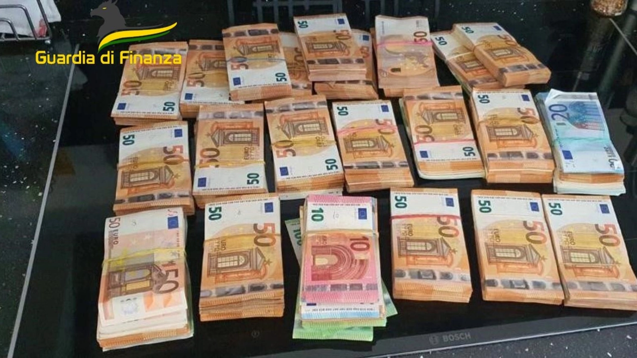 Una parte del denaro trovato durante le perquisizioni