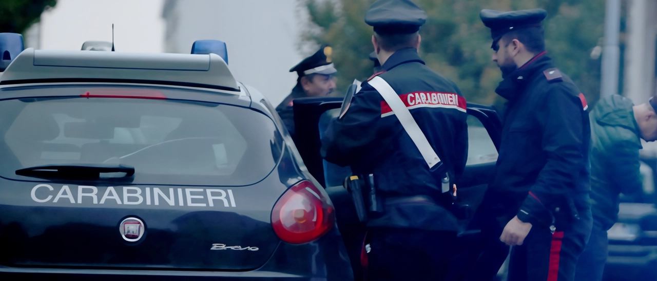 Botte e minacce alla madre per avere soldi: prima allontanano e poi arrestato nell’arco di poche ore