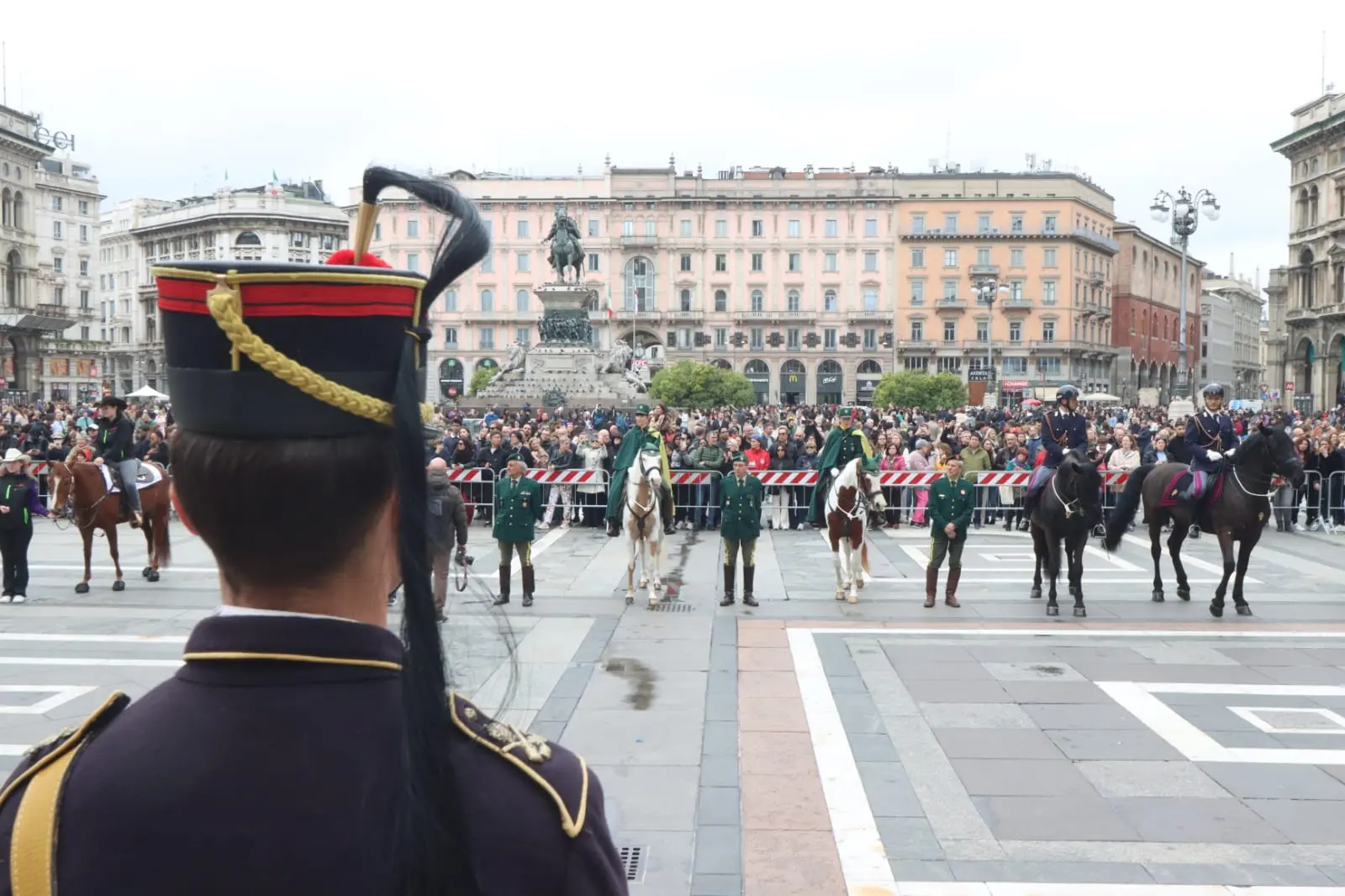 Equiraduno dell’Anno Santo, al via la tratta lombarda del pellegrinaggio a cavallo: la cerimonia in piazza Duomo a Milano