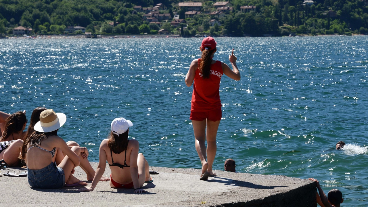 Tantissimi turisti e residenti hanno cercato refrigerio sulle sponde del lago ma in tanti non hanno retto la calura estiva, accusando malori Tantissimi turisti e residenti hanno cercato refrigerio sulle sponde del lago ma in tanti non hanno retto la calura estiva, accusando malori