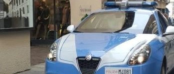 Lancia bottiglie di vetro contro i bambini e li insulta, poi picchia un passante: paura ai giardini a lago