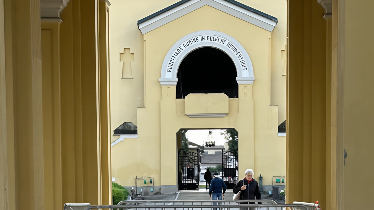 Il cimitero di Codogno presenta gravi problemi strutturali, con tombe e muri in pericolo di crollo. L'amministrazione ha cercato interventi dai proprietari, ma la situazione peggiora. Il cimitero di Codogno presenta gravi problemi strutturali, con tombe e muri in pericolo di crollo. L'amministrazione ha cercato interventi dai proprietari, ma la situazione peggiora.