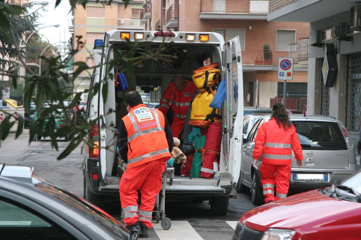 L’ingresso dalla finestra, le violente coltellate alla ex e i calci in testa: cronaca del tentato femminicidio di Castellanza