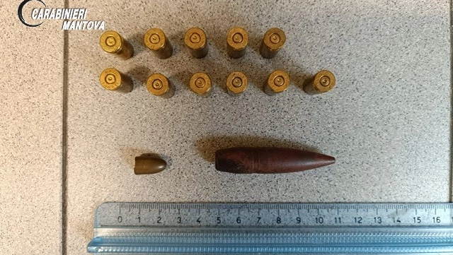 Le ogive trovate a casa di un 42enne a Curtatone (Foto carabinieri Mantova)