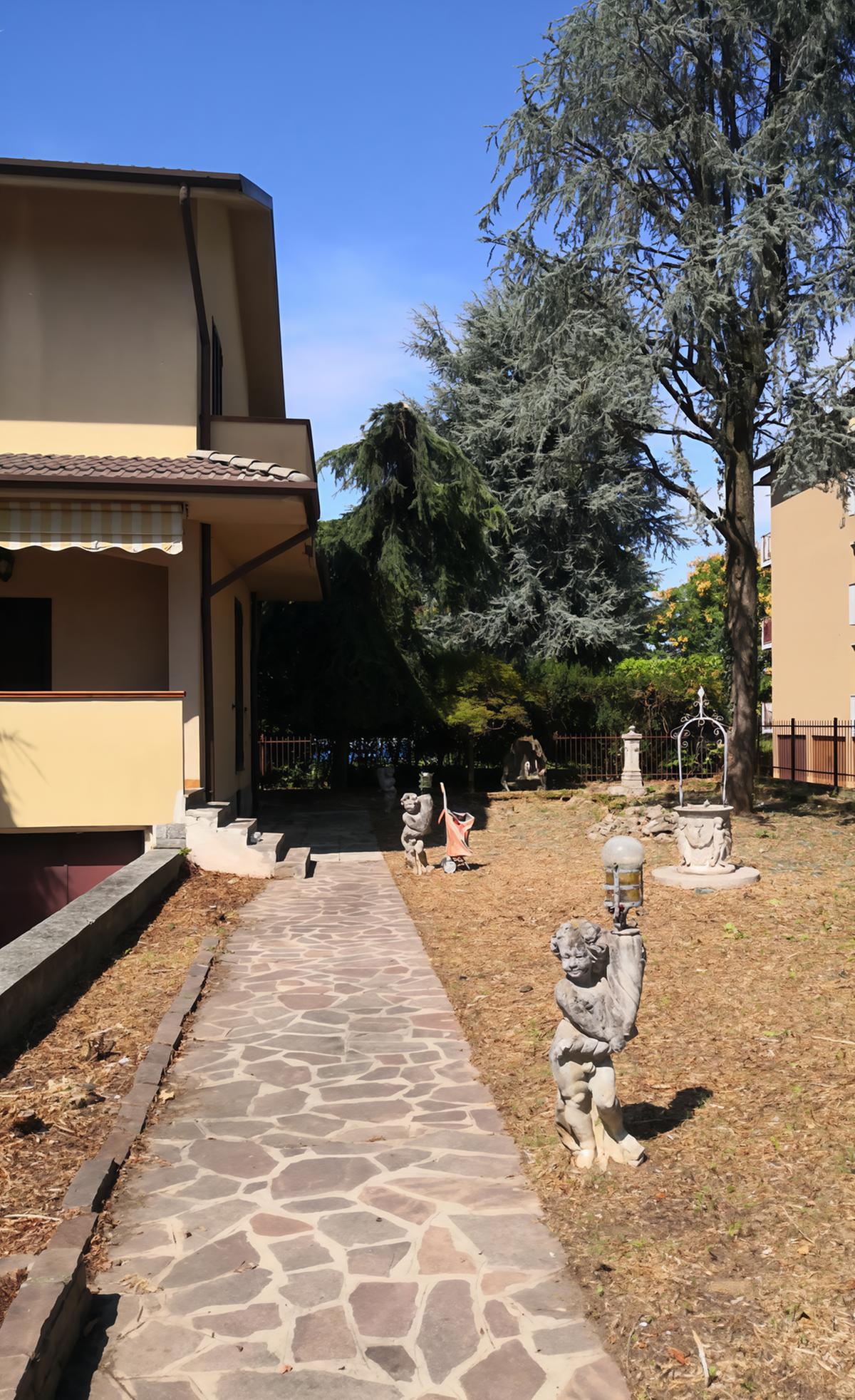 erba sfalciata alla villetta confiscata alla mafia
