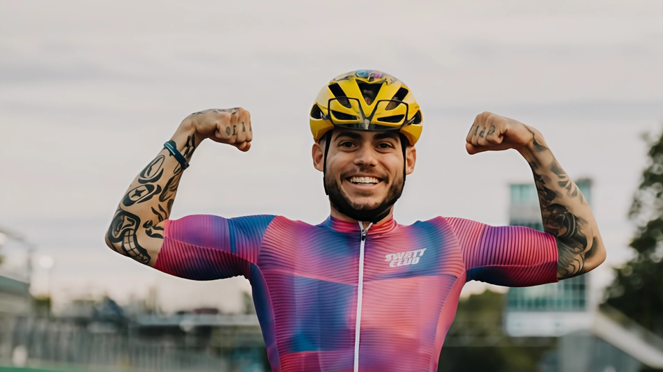 Andrea Pusateri, paraciclista e triatleta, ha vinto 10 titoli italiani nonostante l'amputazione di una gamba. La sua storia di resilienza è raccontata nel libro "I limiti non esistono". Andrea Pusateri, paraciclista e triatleta, ha vinto 10 titoli italiani nonostante l'amputazione di una gamba. La sua storia di resilienza è raccontata nel libro "I limiti non esistono".