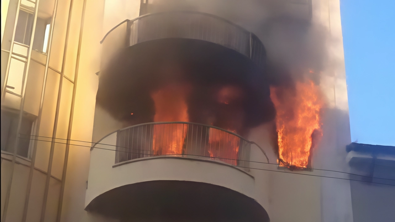 Le due sorelle di 12 e 16 anni hanno spalancato la porta di casa e sono state travolte dal fumo... Le due sorelle di 12 e 16 anni hanno spalancato la porta di casa e sono state travolte dal fumo...