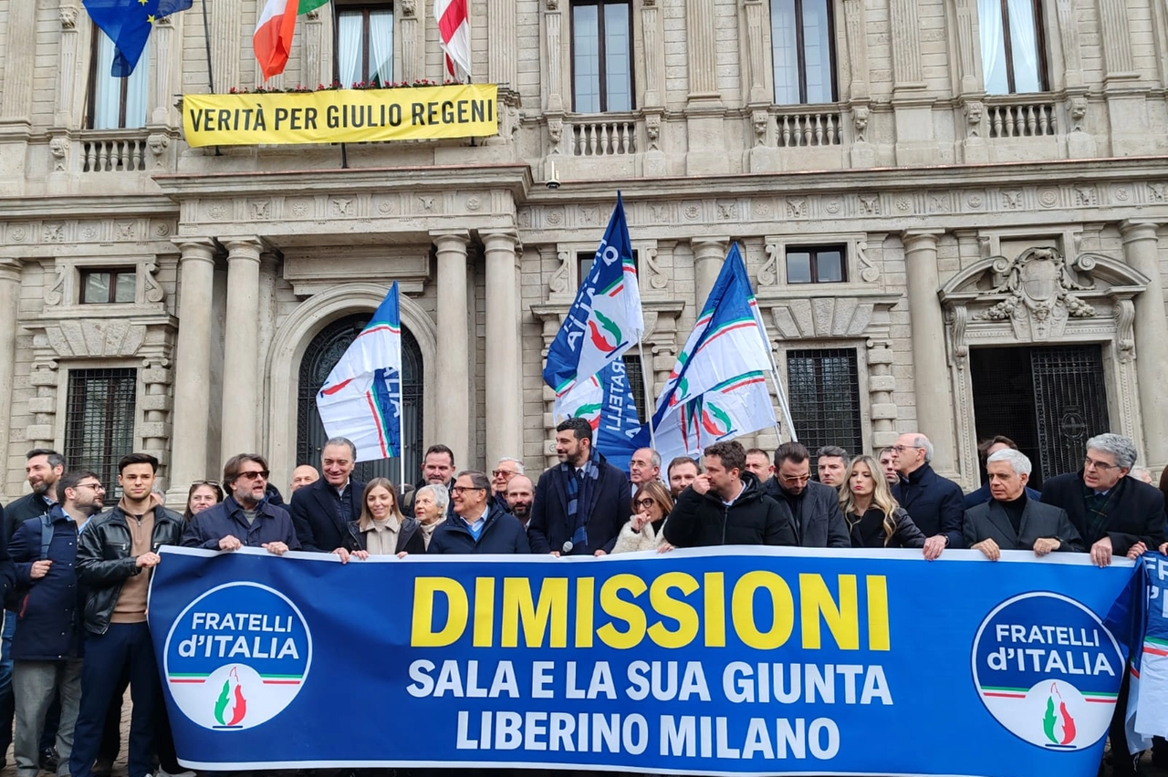 URBANISTICA, FLASH MOB FDI IN PIAZZA SCALA: SALA SI DIMETTA (FOTO 1)