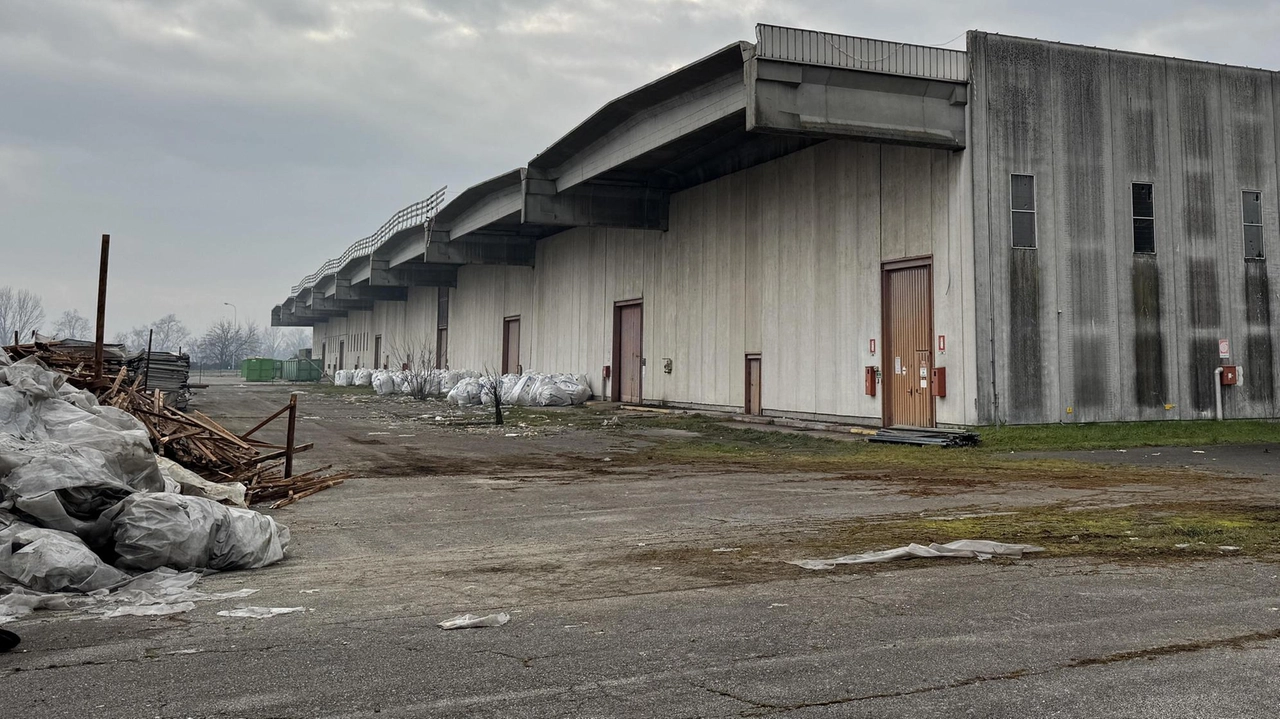 L’edificio nell’ex Polenghi Lombardo da dove martedì mattina è precipitato il lavoratore L’edificio nell’ex Polenghi Lombardo da dove martedì mattina è precipitato il lavoratore