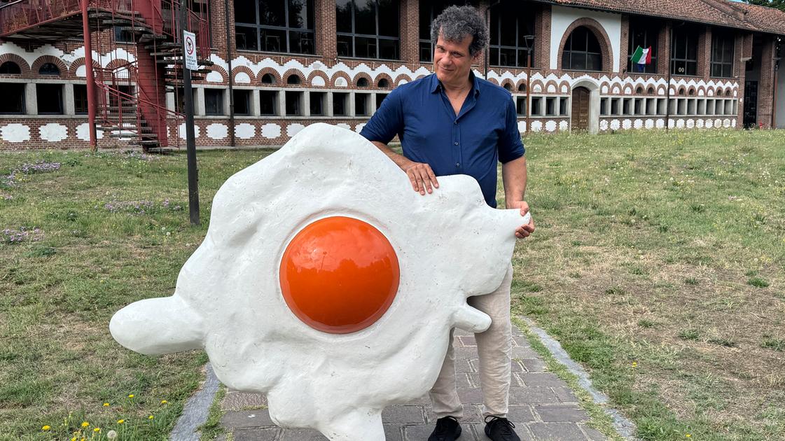 Rozzano, Pasqualino Conti tra provocazione e ironia: un uovo al tegamino nei templi dell’arte. “Le reazioni? Tanti sorrisi” Rozzano, Pasqualino Conti tra provocazione e ironia: un uovo al tegamino nei templi dell’arte. “Le reazioni? Tanti sorrisi”