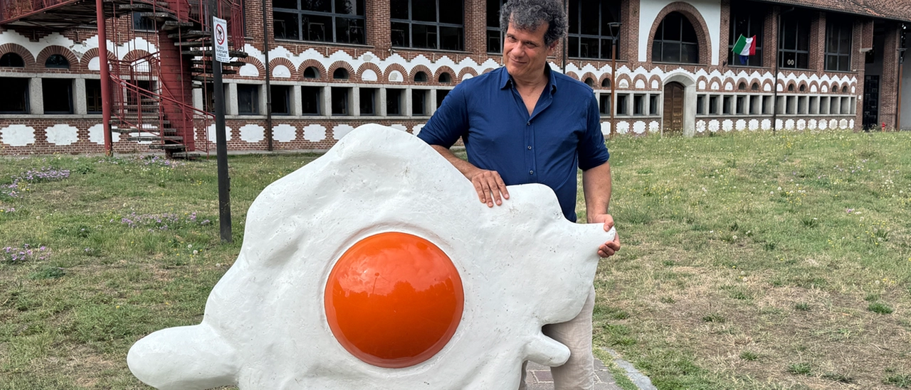 Rozzano, Pasqualino Conti tra provocazione e ironia: un uovo al tegamino nei templi dell’arte. “Le reazioni? Tanti sorrisi”