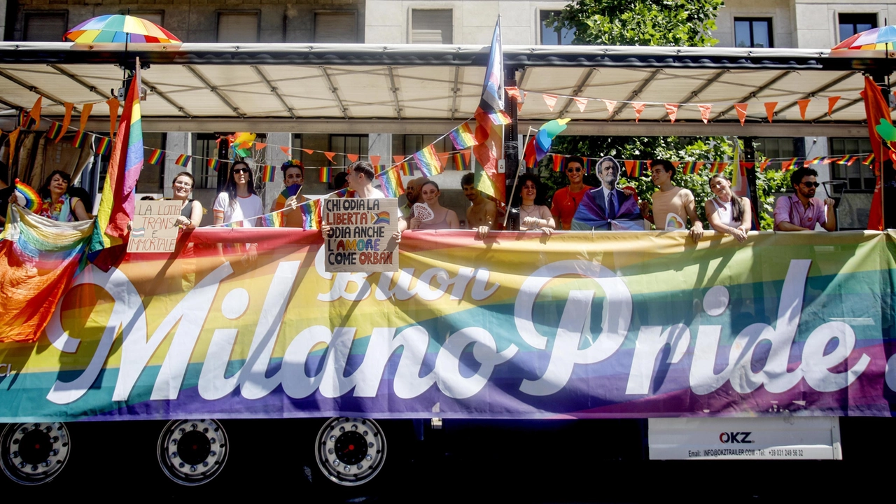 A Milano parte il Pride, sfilano in migliaia