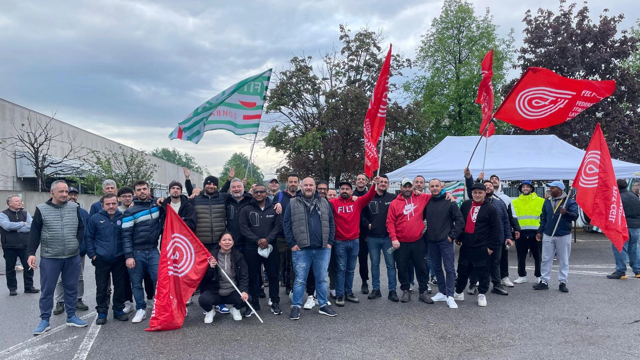 Presidio davanti alla sede Amazon di Buccinasco