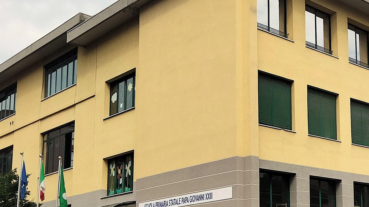 Cinque seggi elettorali ancora in via Lurani 10, nella "Scuola Satellite", che ha ospitato anche per quest’anno scolastico l’elementare...