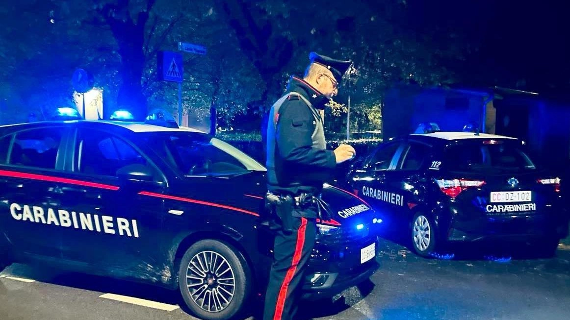 I carabinieri sono giunti tra le vie Cesare Correnti e Cantieri Spada dopo l’allarme fatto scattare da un passante ed hanno subito individuato il presunto responsabile la cui posizione è ora al vaglio degli inquirenti I carabinieri sono giunti tra le vie Cesare Correnti e Cantieri Spada dopo l’allarme fatto scattare da un passante ed hanno subito individuato il presunto responsabile la cui posizione è ora al vaglio degli inquirenti