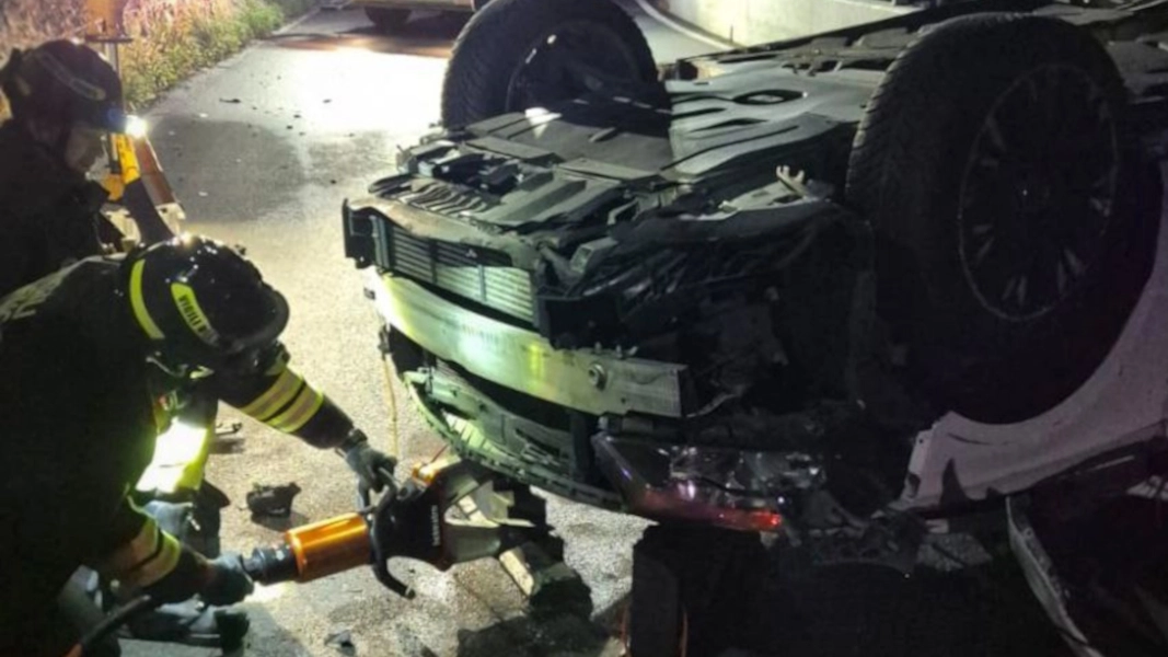 Valmadrera, auto sbanda e si cappotta: l'intervento dei vigili del fuoco per liberare l'automobilista Valmadrera, auto sbanda e si cappotta: l'intervento dei vigili del fuoco per liberare l'automobilista