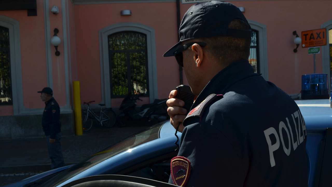 La polizia alla stazione ferroviaria di Lodi La polizia alla stazione ferroviaria di Lodi