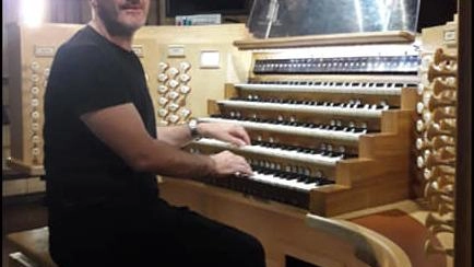 La vecchia chiesa parrocchiale in piazza Mazzini, un secolo fa, cominciava ad essere troppo piccola per poter accogliere tutti... La vecchia chiesa parrocchiale in piazza Mazzini, un secolo fa, cominciava ad essere troppo piccola per poter accogliere tutti...