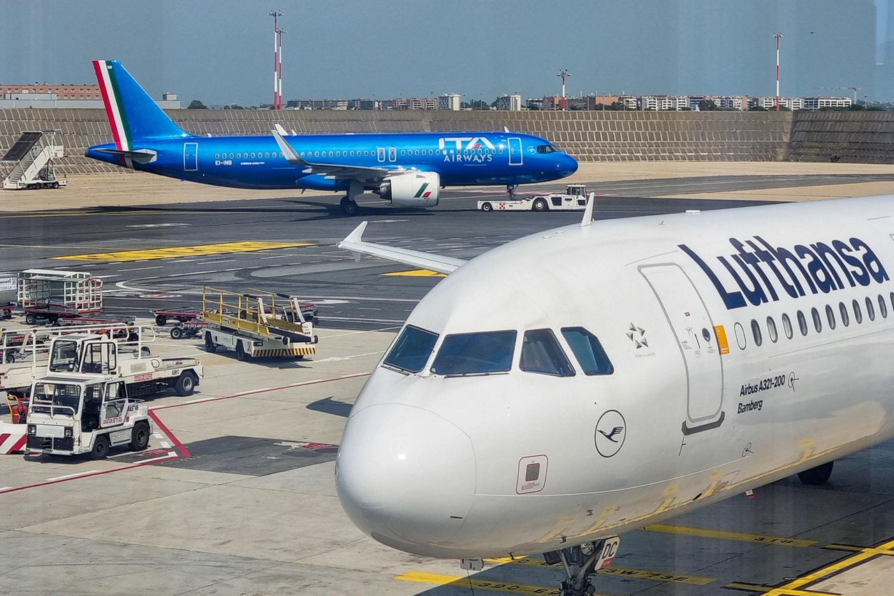Aerei di Ita e Lufthansa all'aeroporto 'Leonardo Da Vinci' a Fiumicino (Ansa)