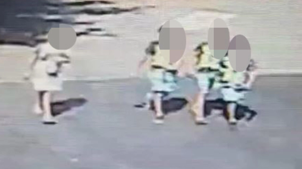 Un fermo immagine tratto da un video delle telecamere di sorveglianza  mostra i quattro ragazzini, poco più che bambini, ritenuti responsabili dell'investimento di Cecilia De Astis, travolta e uccisa da un'auto