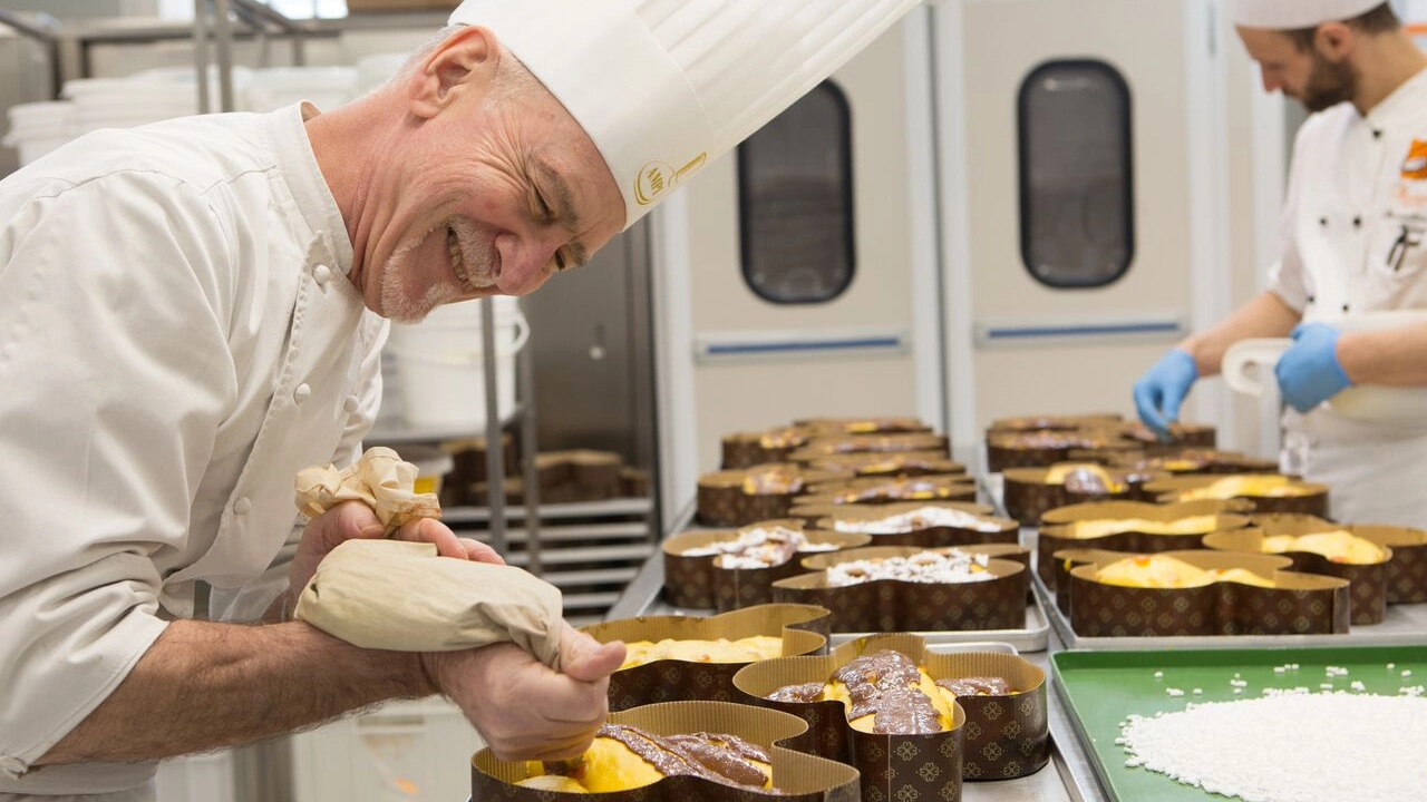 Vincenzo Santoro allavoro col sorriso nella sua pasticceria Vincenzo Santoro allavoro col sorriso nella sua pasticceria