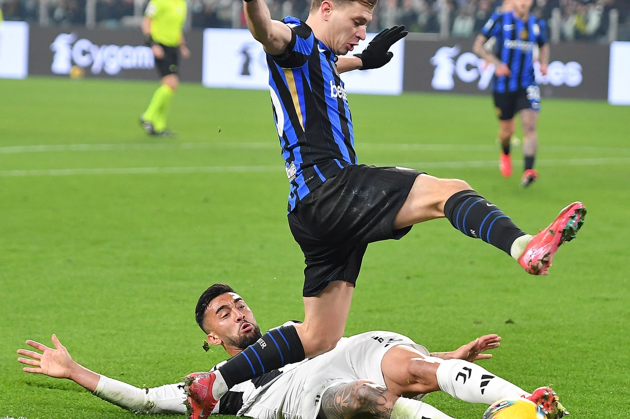 L'attaccante juventino Nico Gonzalez e Niccolò Barella dell'Inter durante un'azione di gioco