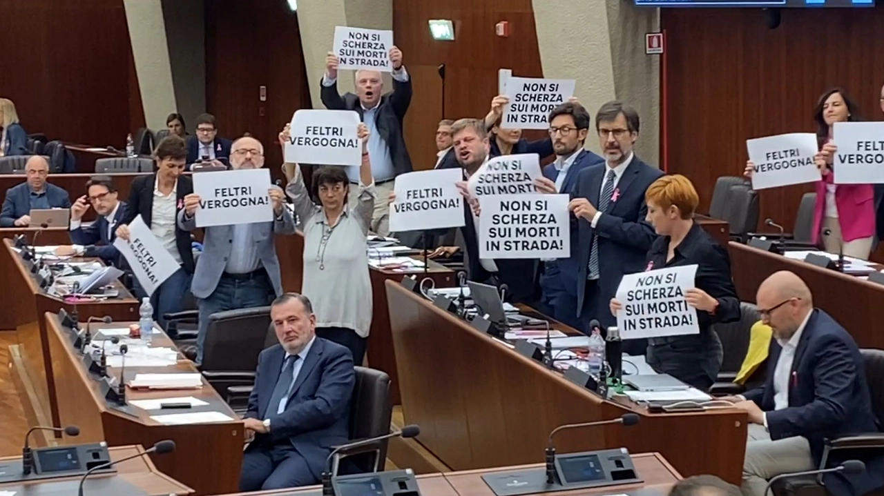 Dimissioni Vittorio Feltri, respinta la discussione della mozione. Caos in Consiglio regionale