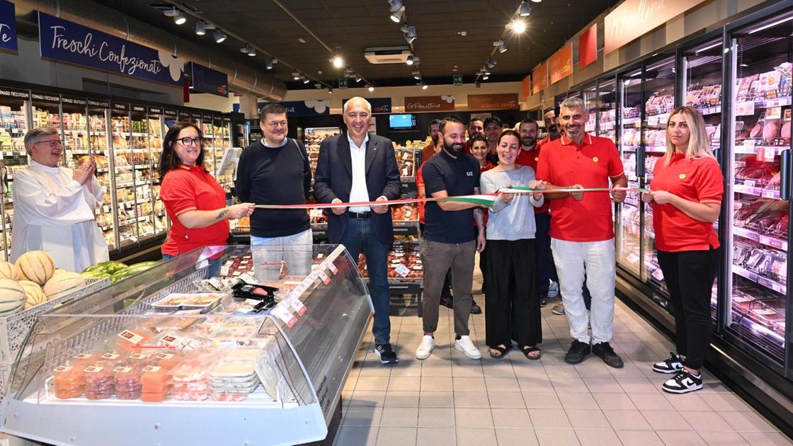 Piazza Bruzzano, riapre il supermercato Conad. Ma è polemica per la nuova viabilità: “Modificare il progetto”
