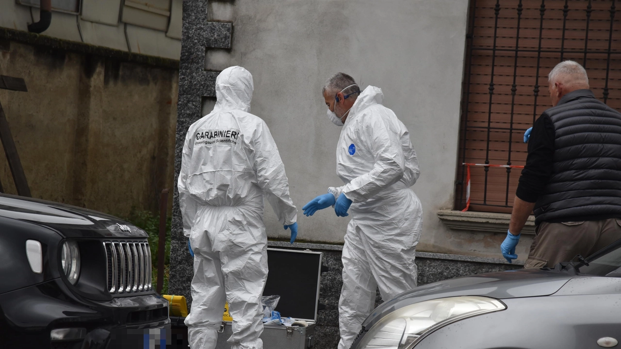 I carabinieri procedono ai rilievi scientifici nell'abitazione di un uomo di circa 40 anni, trovato morto dopo essere stato raggiunto da numerose coltellate a Vigevano, in provincia di Pavia (Ansa) I carabinieri procedono ai rilievi scientifici nell'abitazione di un uomo di circa 40 anni, trovato morto dopo essere stato raggiunto da numerose coltellate a Vigevano, in provincia di Pavia (Ansa)