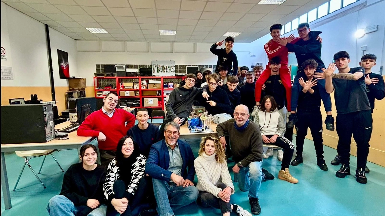Gli studenti dell'istituto informatico Promos-Cfp insieme al professore Massimiliano De Cinque Gli studenti dell'istituto informatico Promos-Cfp insieme al professore Massimiliano De Cinque