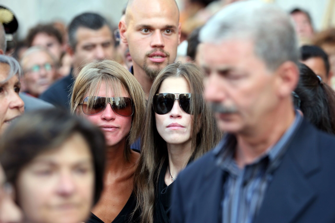 Le gemelle Paola e Stefania Cappa ai funerali di Chiara Poggi