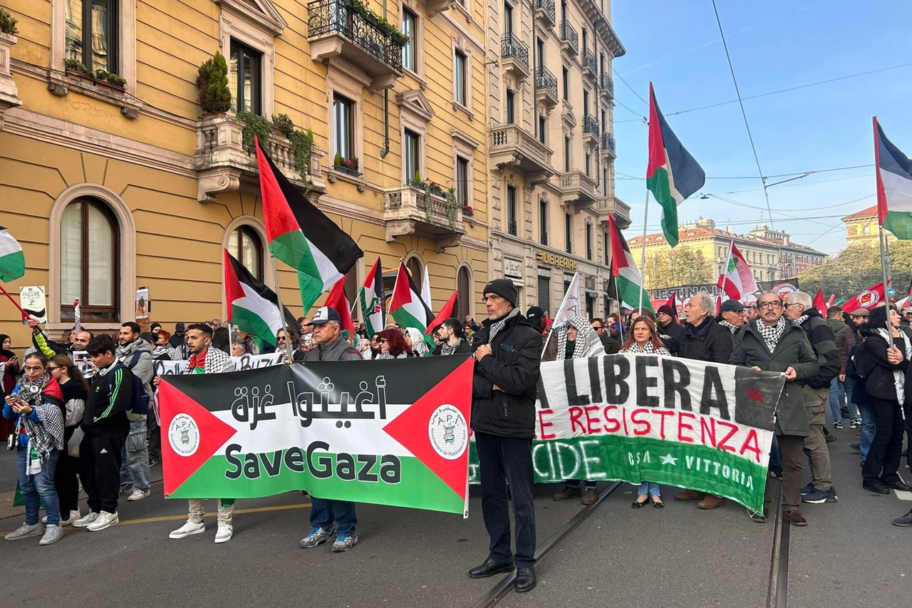 Un momento del Corteo pro Palestina a Milano tenutosi oggi a Milano