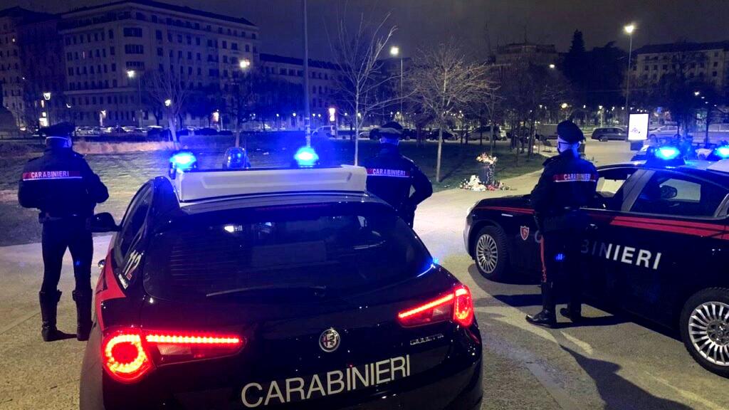 Due rapine in poche ore nella notte a Milano: la prima vicino alla metro, la seconda in un minimarket Due rapine in poche ore nella notte a Milano: la prima vicino alla metro, la seconda in un minimarket