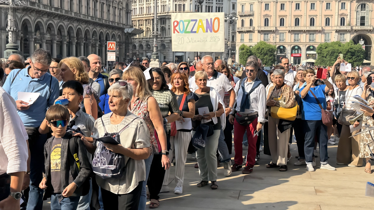Anche il sindaco tra i 500 fedeli arrivati a Milano .