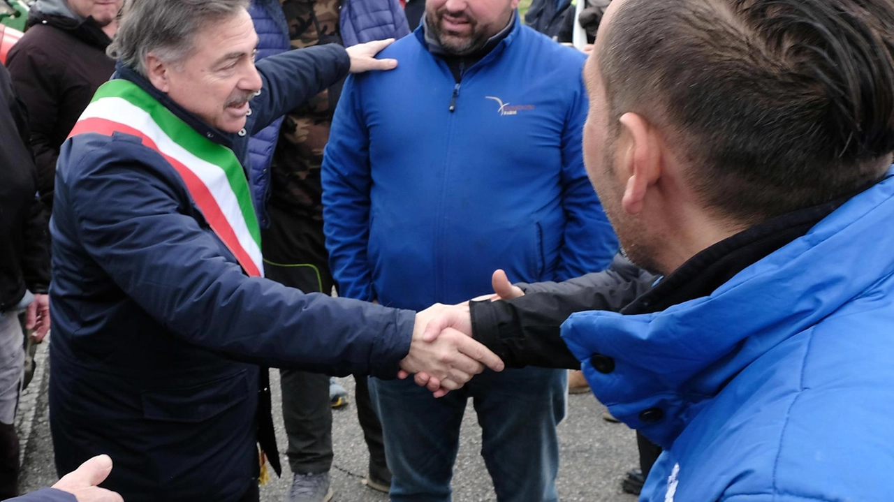 Trattori in marcia nel sud Milano. Ieri gli agricoltori del presidio di Binasco si sono mossi in corteo alla volta... Trattori in marcia nel sud Milano. Ieri gli agricoltori del presidio di Binasco si sono mossi in corteo alla volta...